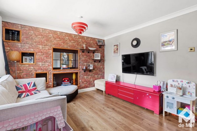 Images for Cornmeadow Drive, Cheltenham